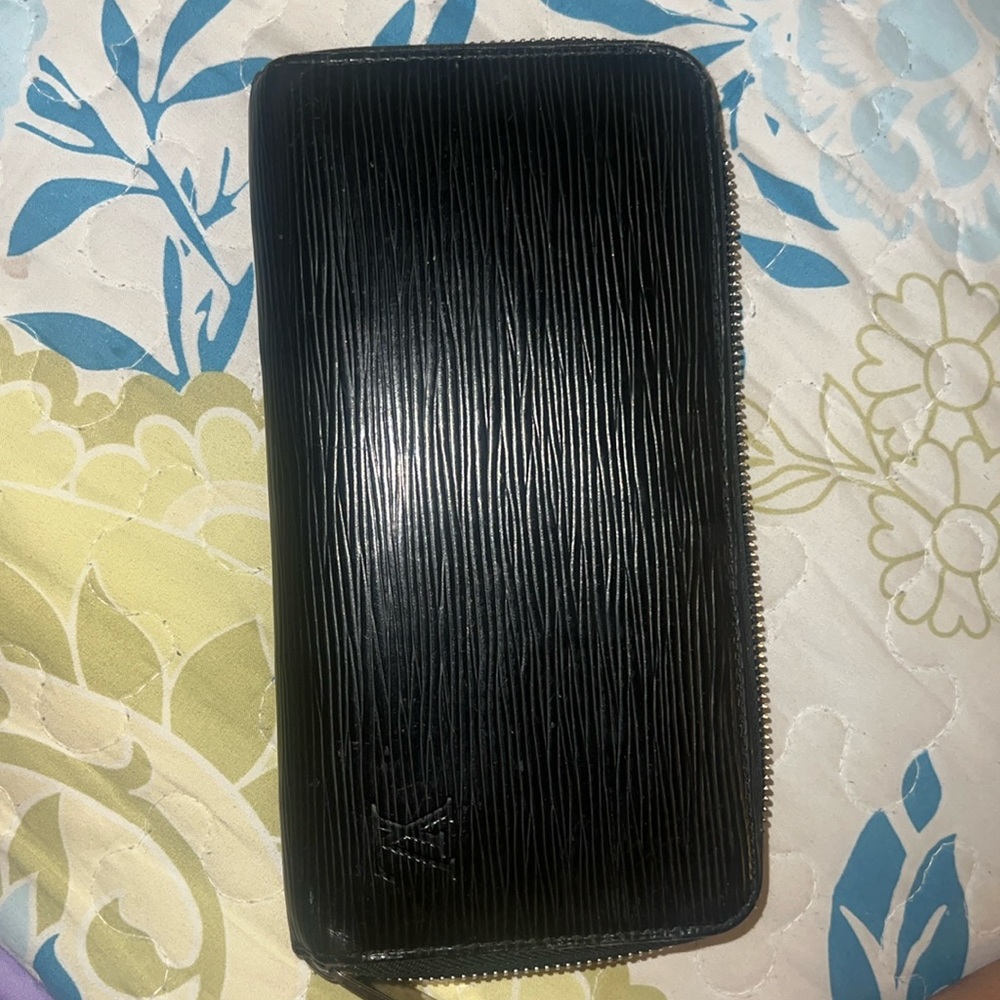 Louis Vuitton woman’s wallet. Damiar black print.